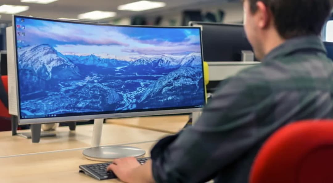 Jak wybrać idealny monitor - płaski czy zakrzywiony? Porównanie zalet i wad.