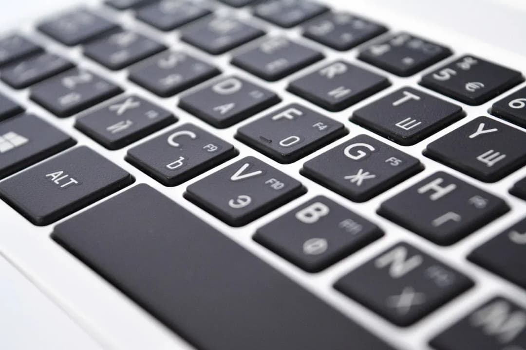 Jak podłączyć klawiaturę do laptopa - Kompletny przewodnik krok po kroku