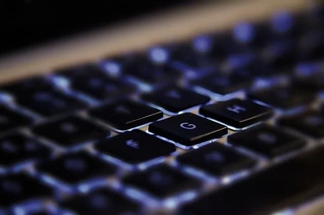 Jak Naprawić Przestawioną Klawiaturę? Proste Kroki Naprawy Układu Klawiatury