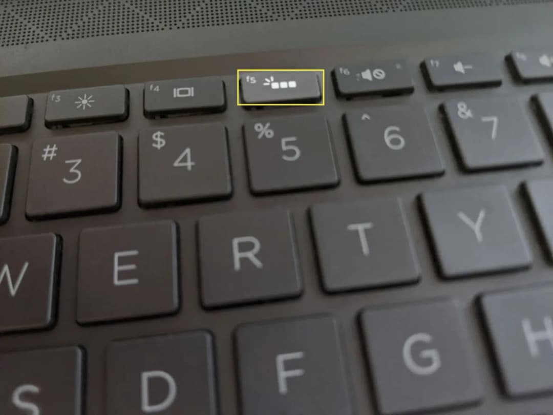 Jak łatwo włączyć podświetlenie klawiatury w laptopie - proste kroki, różne systemy operacyjne